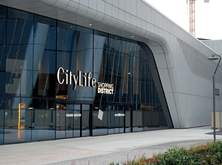 配有盖泽自动门的新米兰 CityLife 购物中心入口。