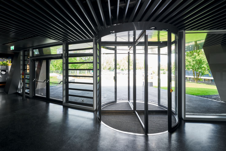 TSA 325 automatic revolving door from GEZE in the “ESO Supernova” planetarium in Garching/Munich