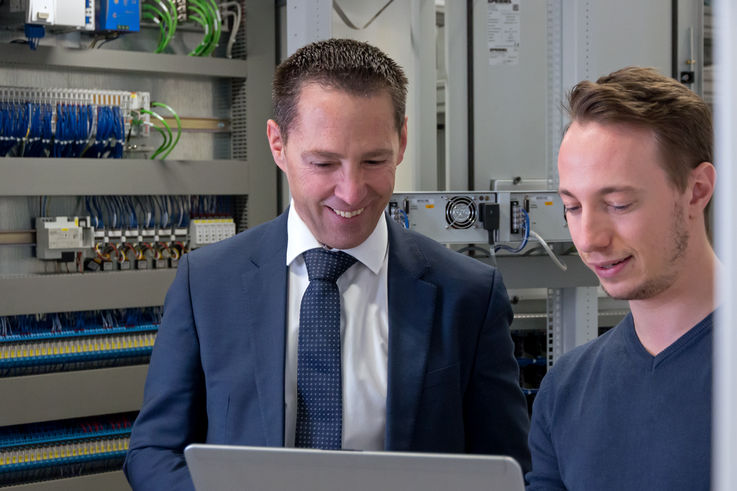 Working in the diverse fields of ‘electronics, mechanics and software’ for many years – Gerald Haas, shown here with an employee from his development team 