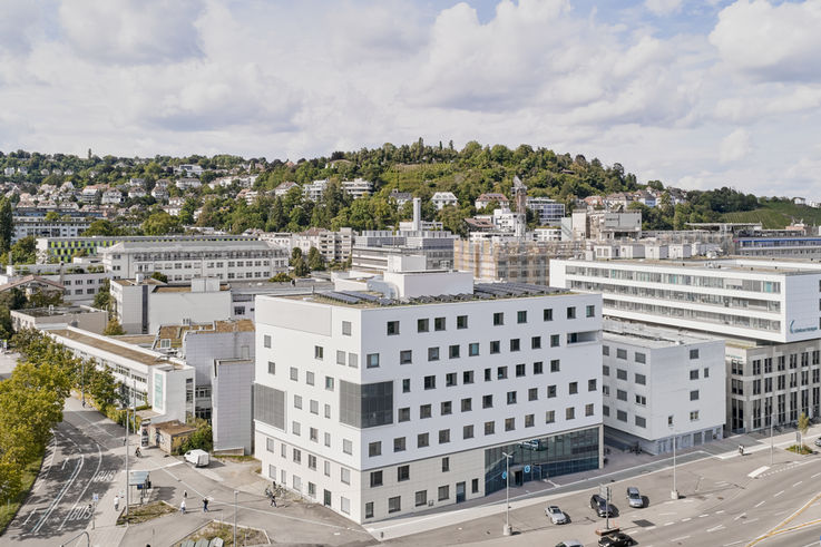 Aerial view of Klinikum Stuttgart in an urban setting, surrounded by trees and other buildings in the background.