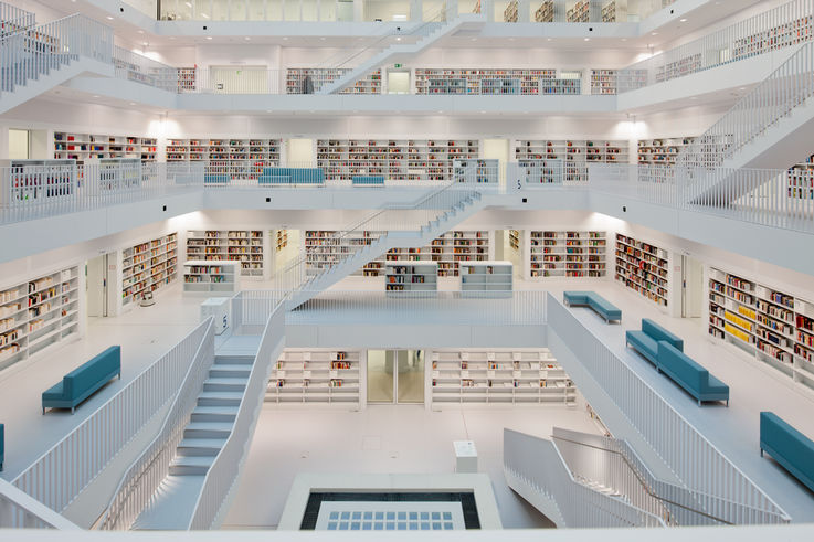 斯图加特市立图书馆内的阅览区和天窗景观。照片：Lazaros Filoglou，盖泽公司