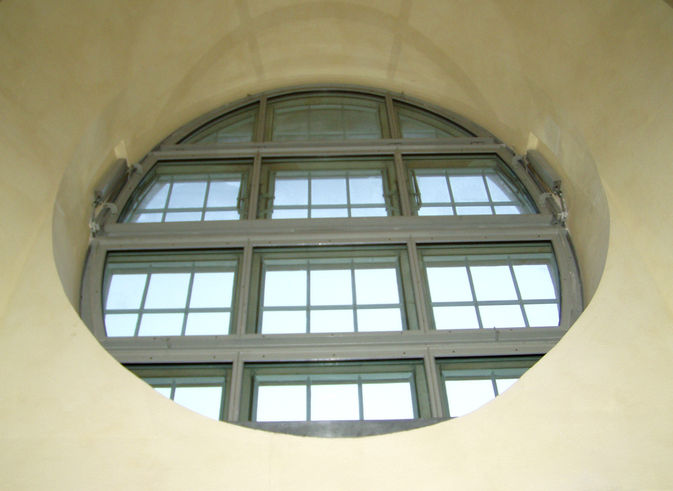 德累斯顿圣母教堂内的圆形巴洛克式窗扇，配有排烟排热控制系统。照片： MM Fotowerbung，盖泽公司