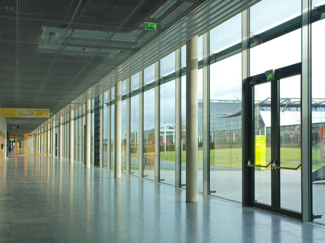 新展览中心幕墙上的玻璃平开门系统。