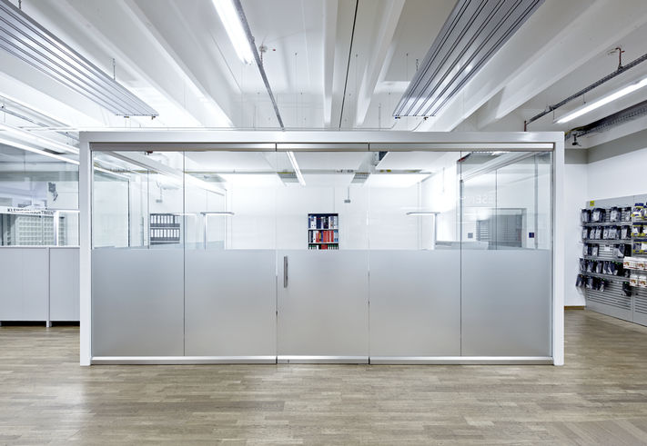 The GEZE Pendulo system comprises different single- and double-leaf double-action doors with and without fanlight and fixed panel elements, which can be combined with each other according to individual needs.