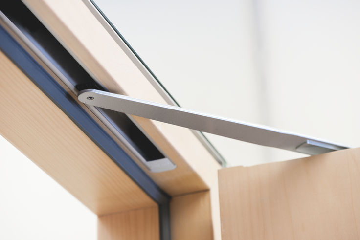 Close-up of the Boxer E-ISM-EFS free swing door closer