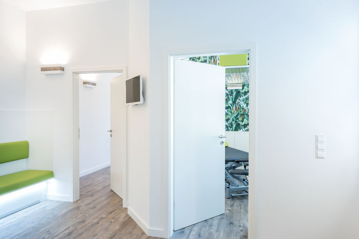 Room doors at the BEHANDELBAR 3.0 physiotherapy practice. Photo: Jürgen Pollak for GEZE GmbH