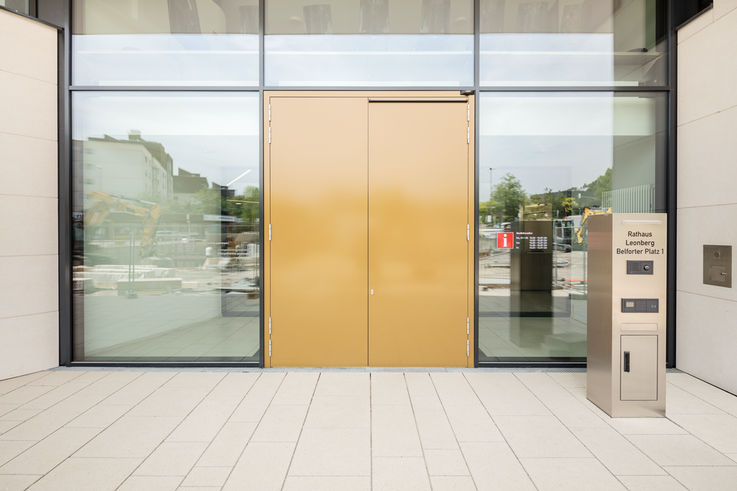 盖泽平开门系统将入口区域的消防安全性和无障碍通行性结合在一起。照片：Jürgen Pollak，盖泽公司