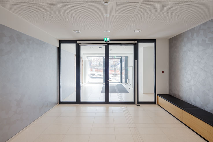 Glass swing door to the council chamber. Photo: Jürgen Pollak for GEZE GmbH