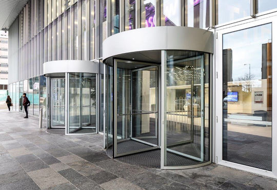 Manual revolving doors in the City of Glasgow College