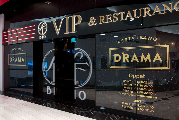 独特之处：VIP 餐厅的自动平移门系统上装饰有豪华的印制徽标。