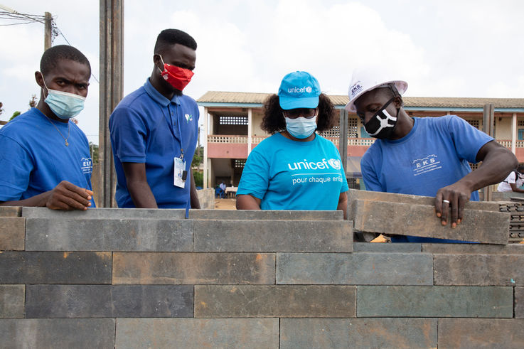 在科特迪瓦南部阿比让 Yopougon 区用塑料砖建造一所学校。 