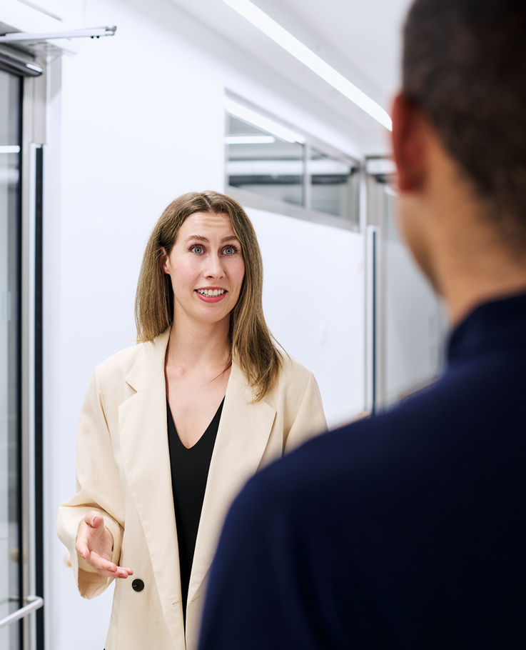 Two GEZE experts face each other and talk