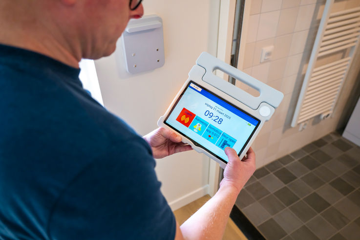 A GEZE service technician looks at a screen displaying the building management system