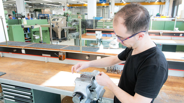 The young Syrian, Rami Aswad, starts his initial training at GEZE GmbH in Leonberg.