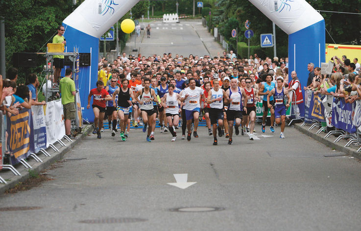 创造盖泽 10km 公路竞速赛记录的精彩比赛