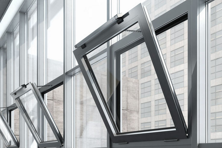 通过自动窗户实现自然通风，既舒适又节能。