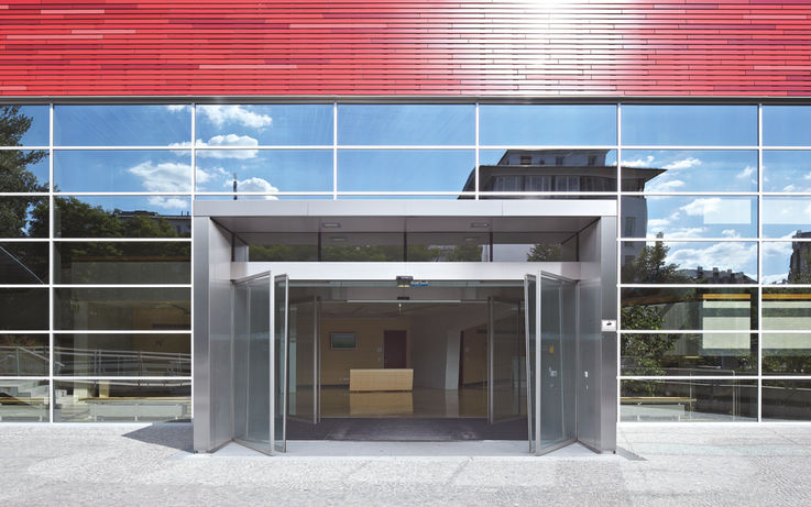 Product shot (937354) - Single and double leaf sliding door systems in emergency exits. Inside and exterior doors with the highest safety demands. Façades with narrow mullion transom constructions. Function BO allows you to move the leaf and side panels in the direction of emergency exit. Electric locking devices integrated for the mode of operation "night mode". Independent error recognition and recording. Freely configurable inputs and outputs for different functions. Integrated rechargeable battery for emergency opening in the event of safety-relevant faults such as a power failure.
