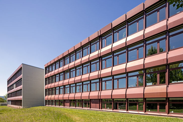 Exterior view of the Lindenbüel school building in Volketswil
