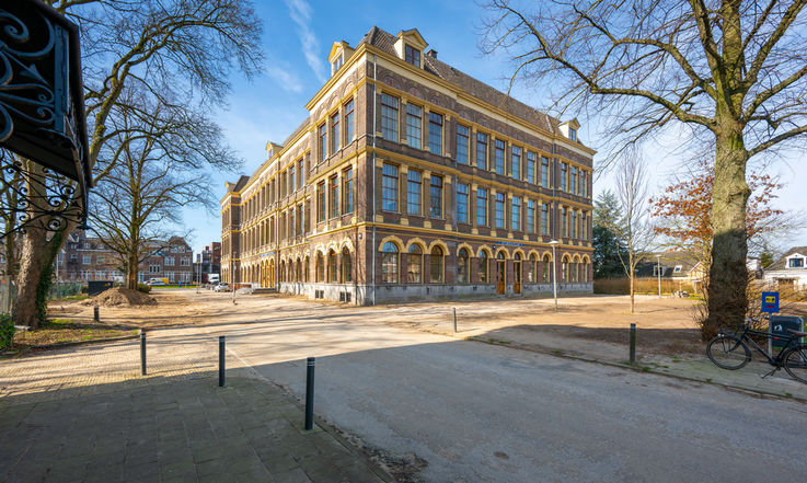 受建筑文物保护的 HBS Kampen 学校建筑外观