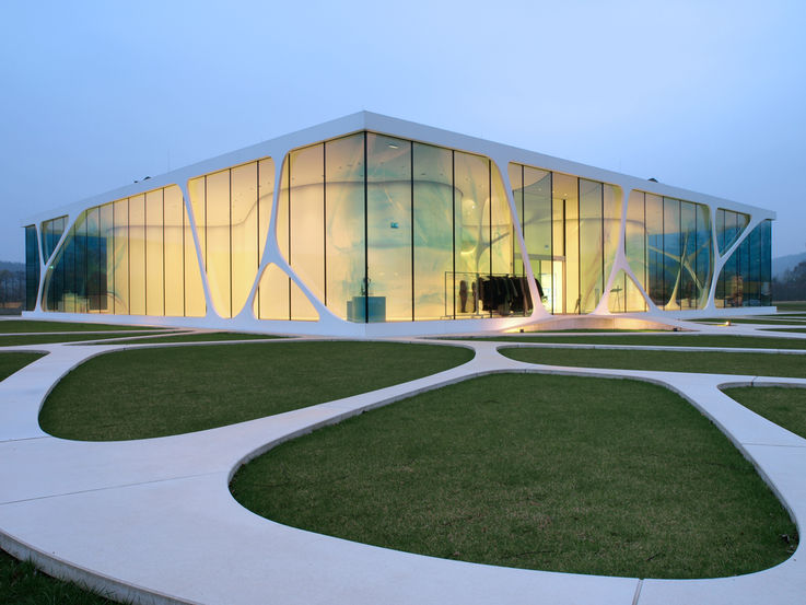 Ultra-modern glass façades: the Leonardo Glass Cube in Bad Driburg. Photo: MM Fotowerbung for GEZE GmbH