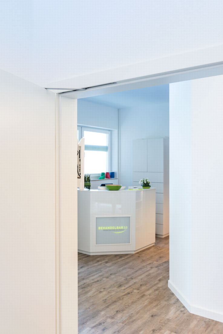 Access to the treatment room with door open: The door brakes safely keep the door open in the preset position. Photo: Jürgen Pollak for GEZE GmbH