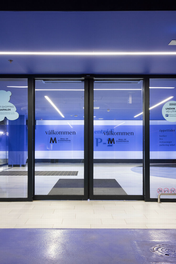 斯堪的那维亚购物中心停车场入口处的玻璃平移门系统。