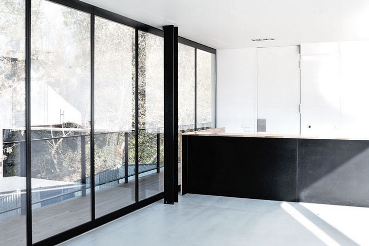 MSW with fine-framed panels - Even with glass partition walls with insulating glass doors, you do not have to do without optimum transparency – GEZE MSW manual sliding wall systems with fine-framed sliding panels are available for this purpose.